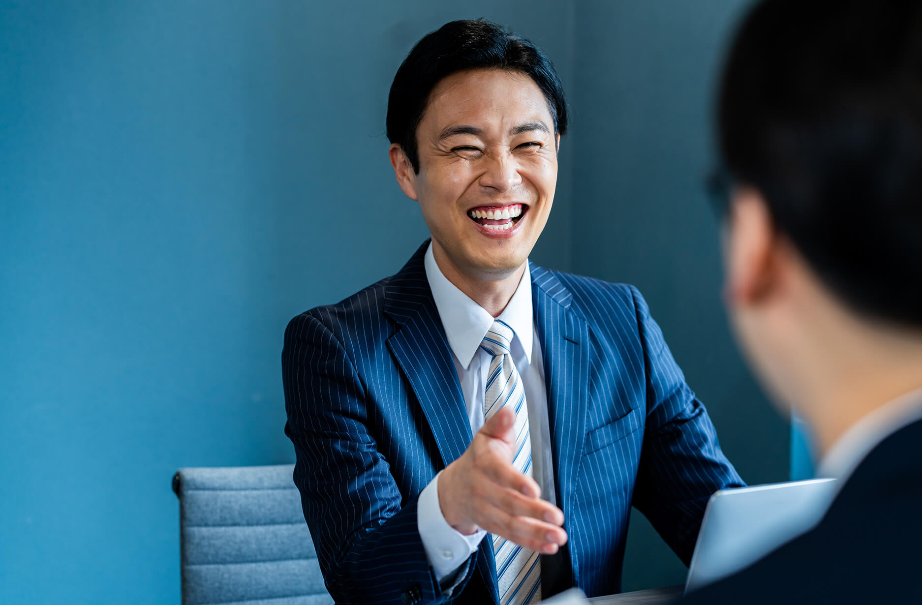 請求書に囲まれて悩む中年男性のイラストと、優しく説明するITコンサルタントのイラスト